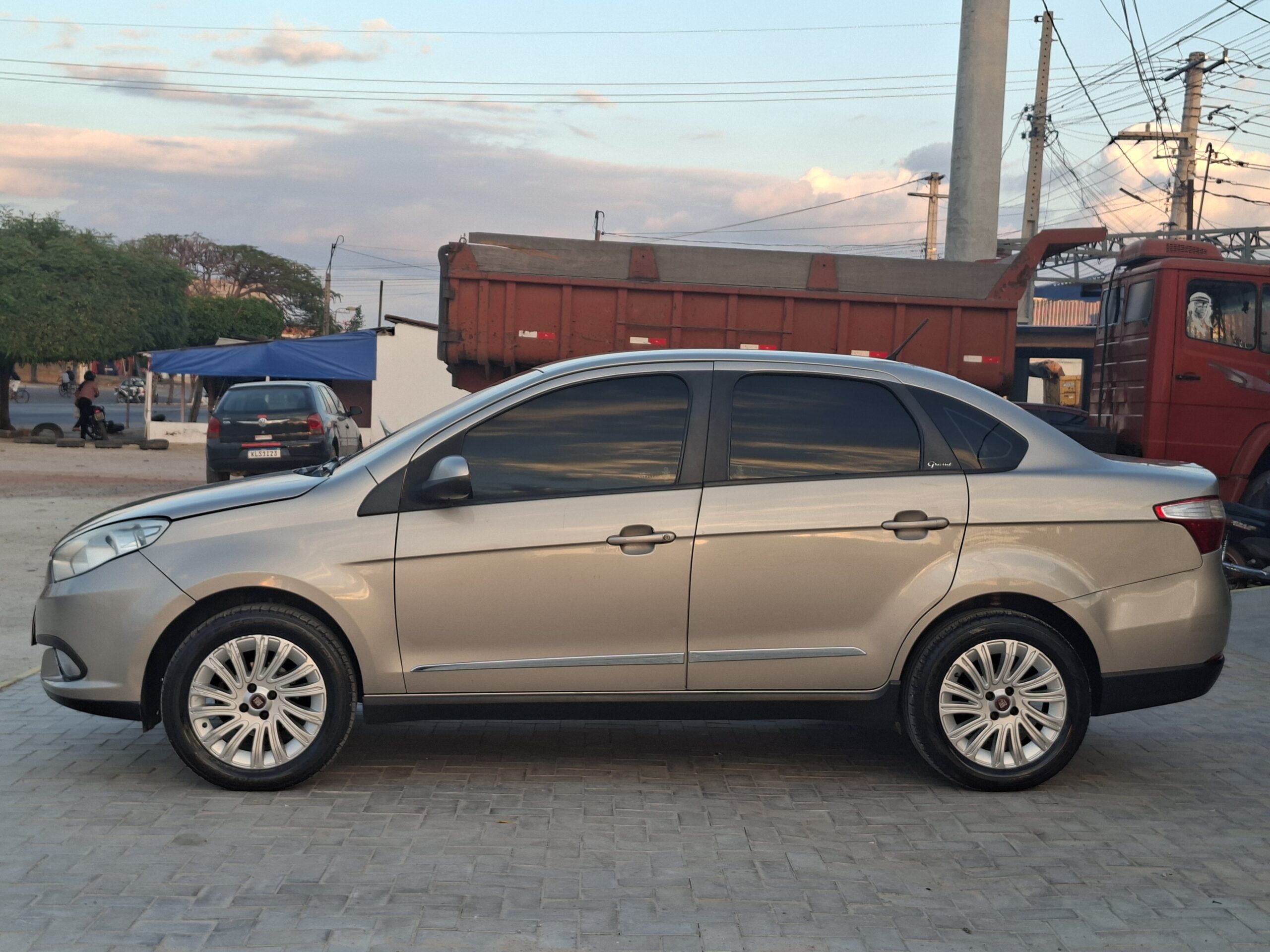 
								FIAT GRAND SIENA ESSENCE 1.6 16V 2015 full									