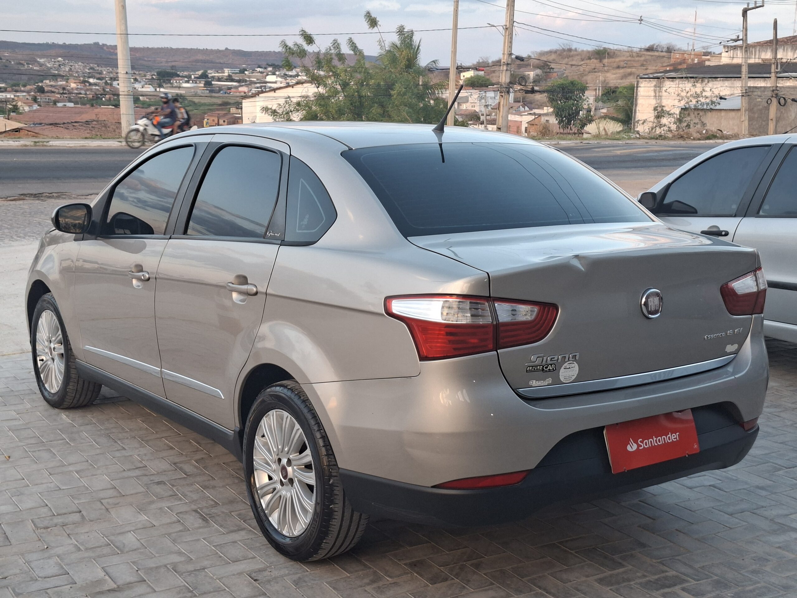 
								FIAT GRAND SIENA ESSENCE 1.6 16V 2015 full									