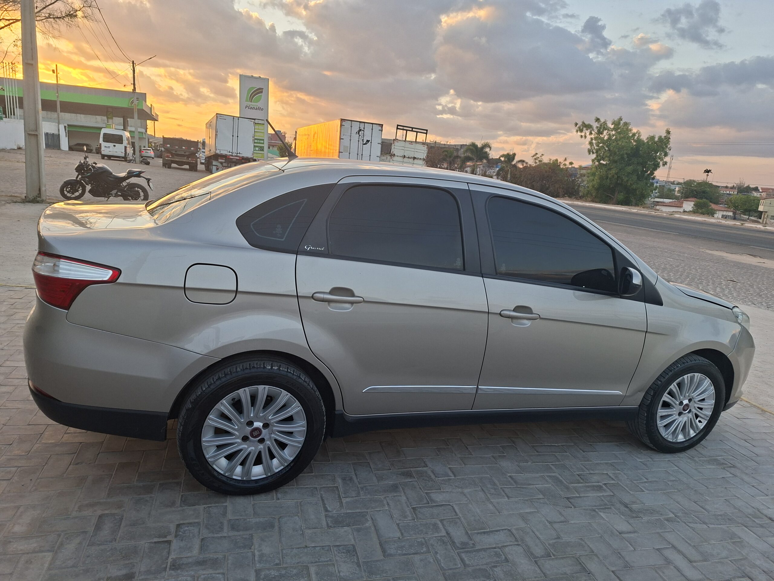 
								FIAT GRAND SIENA ESSENCE 1.6 16V 2015 full									