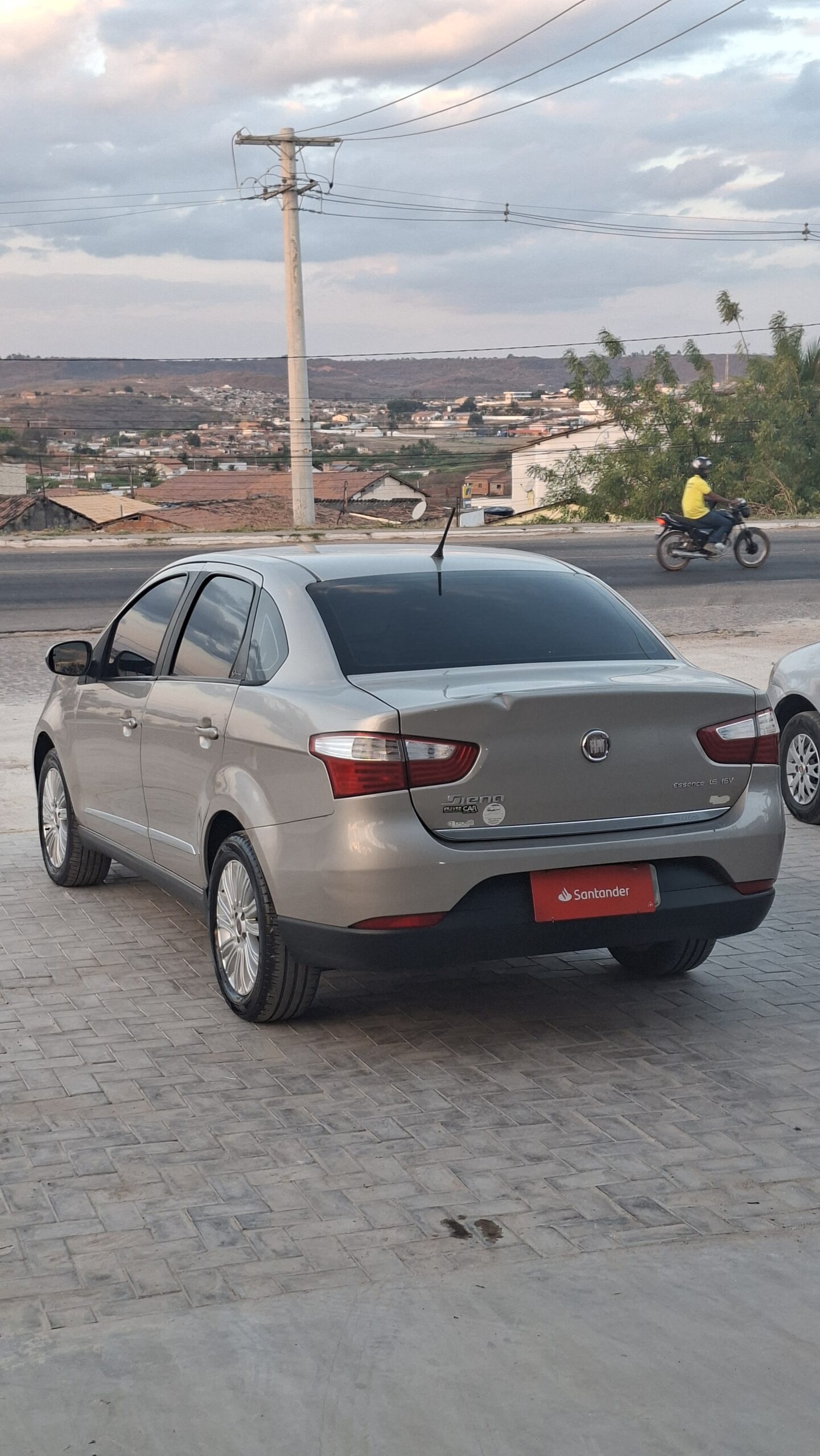 
								FIAT GRAND SIENA ESSENCE 1.6 16V 2015 full									
