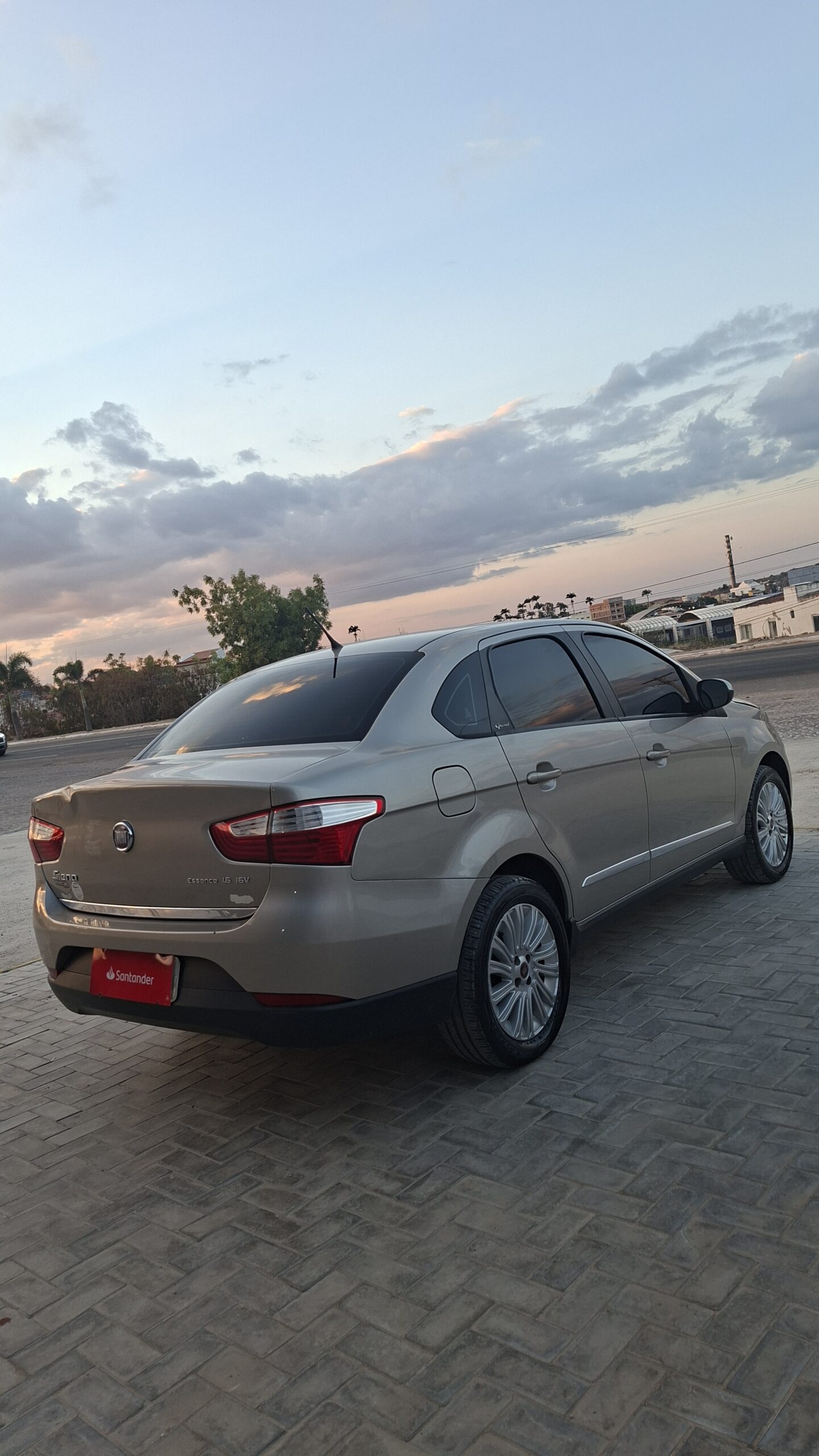 
								FIAT GRAND SIENA ESSENCE 1.6 16V 2015 full									