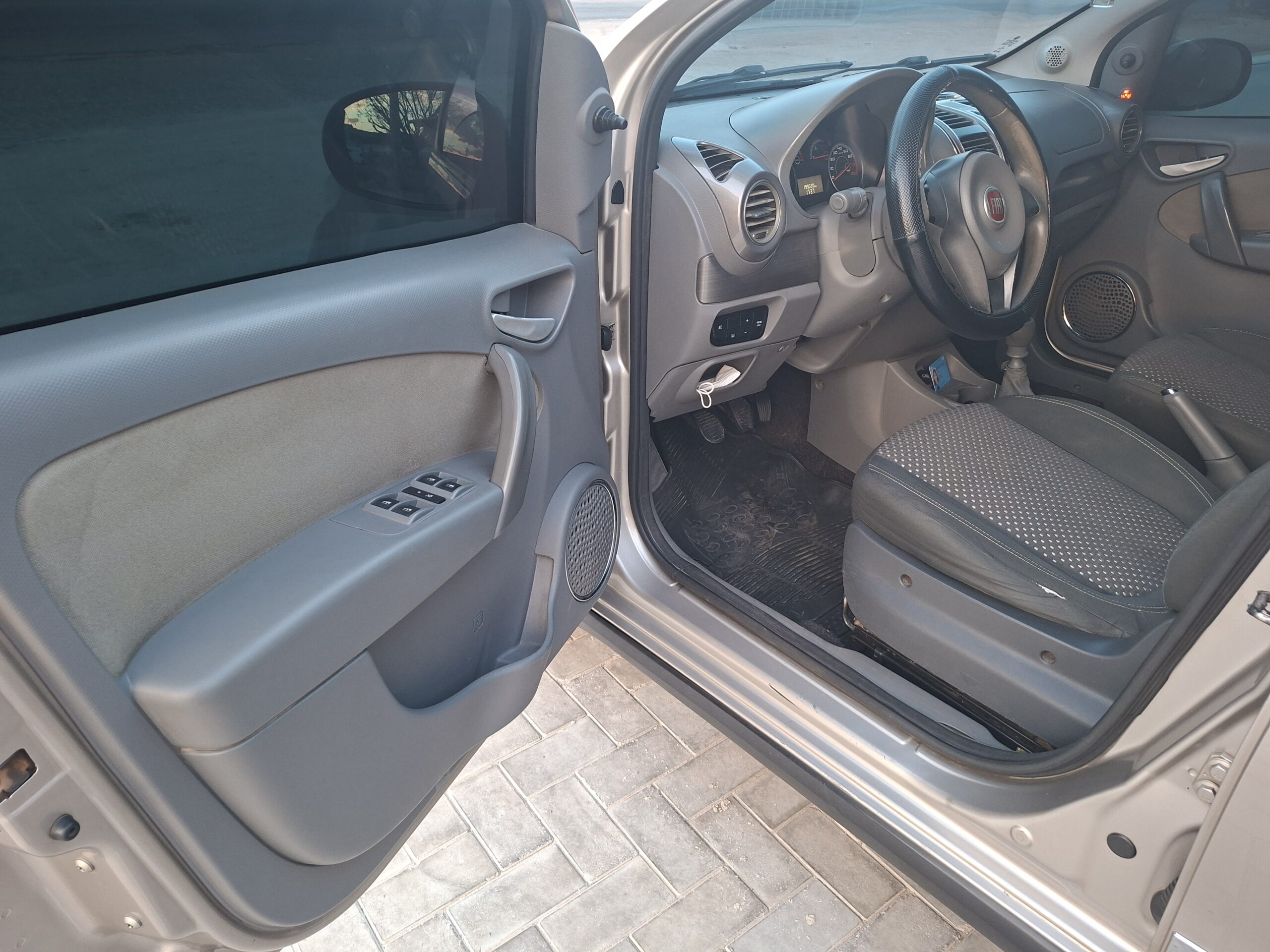 
								FIAT GRAND SIENA ESSENCE 1.6 16V 2015 full									