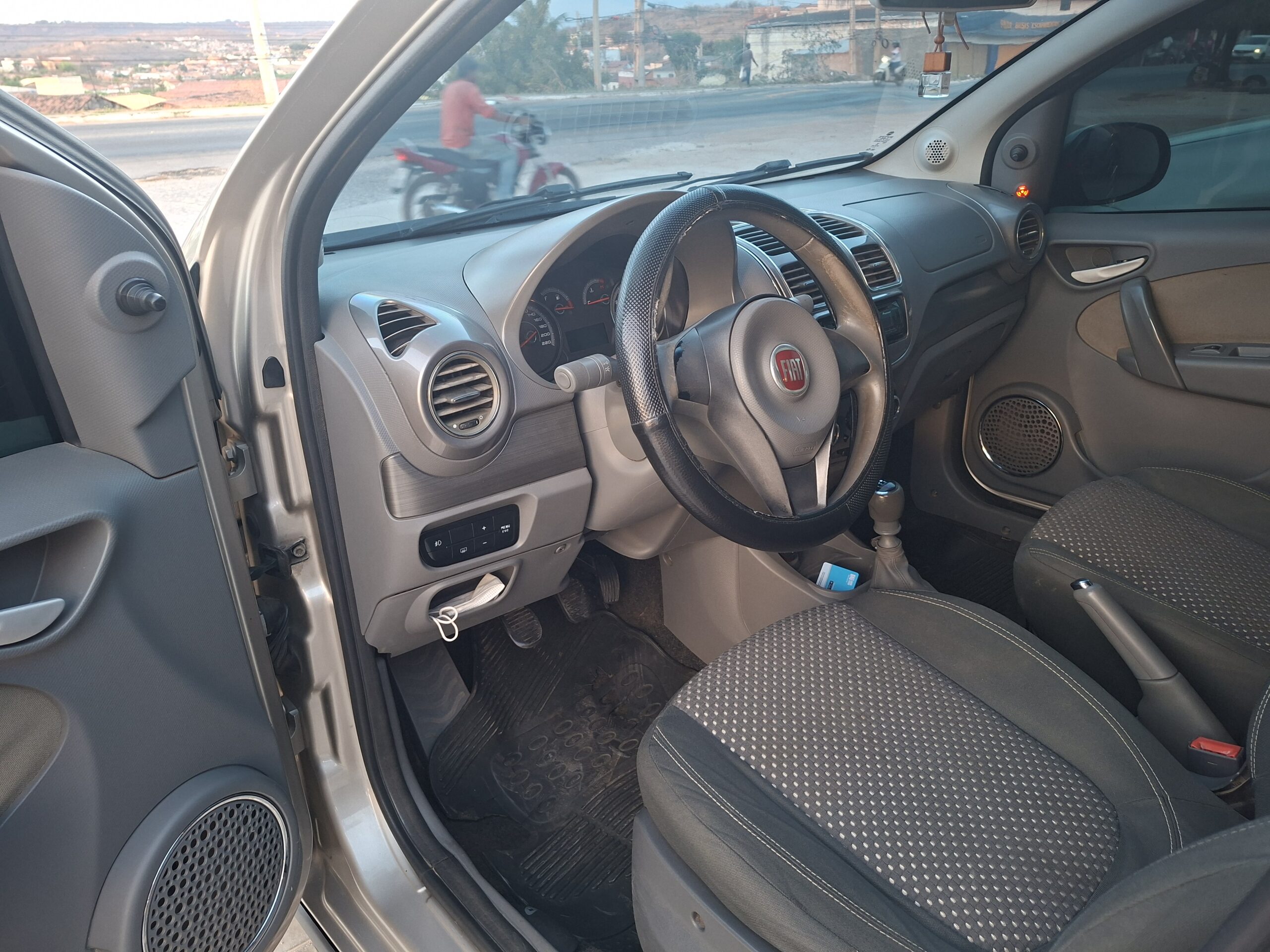 
								FIAT GRAND SIENA ESSENCE 1.6 16V 2015 full									
