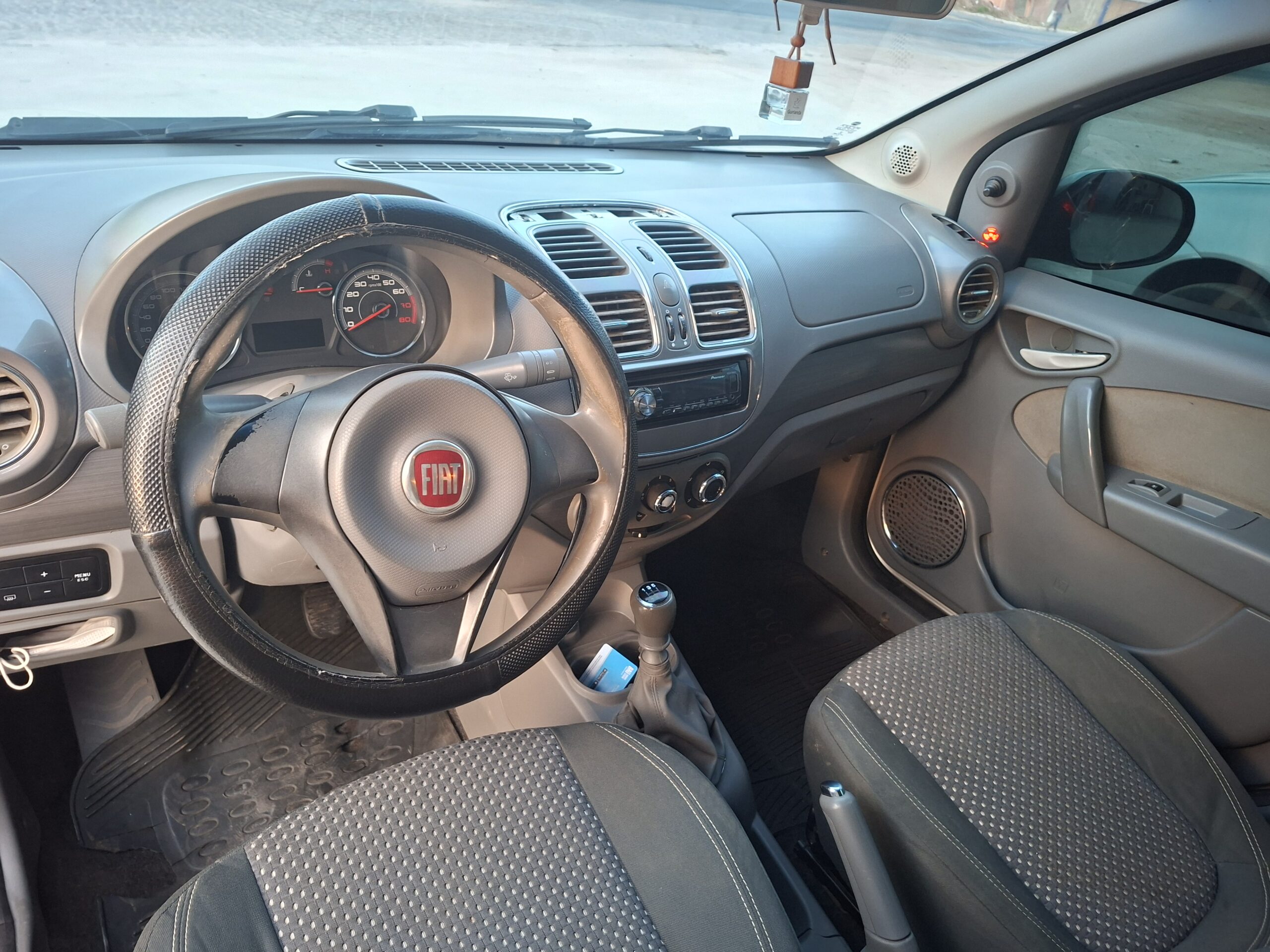
								FIAT GRAND SIENA ESSENCE 1.6 16V 2015 full									