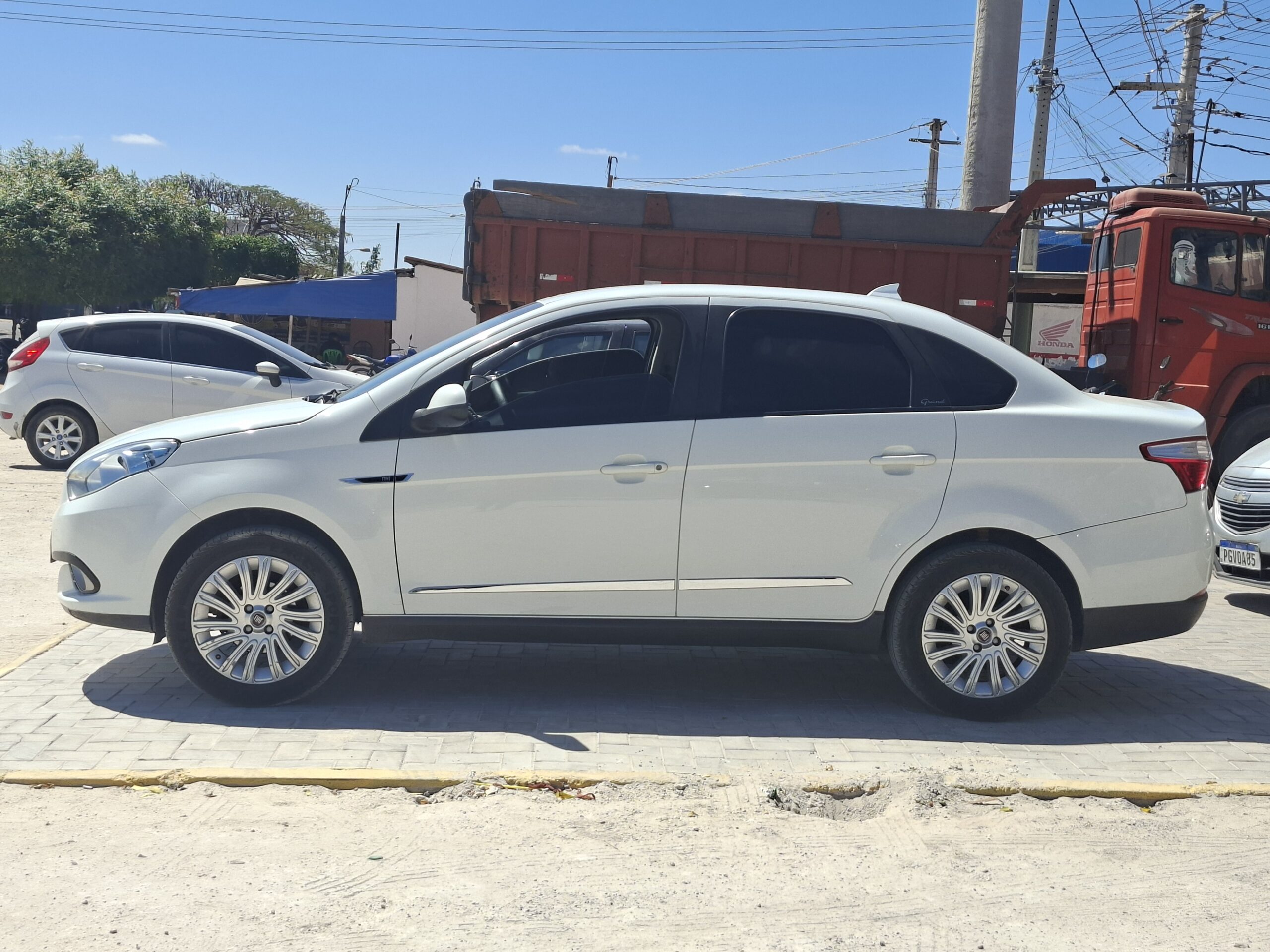
								FIAT GRAND SIENA ESSENCE SUBLIME 1.6 2015 full									