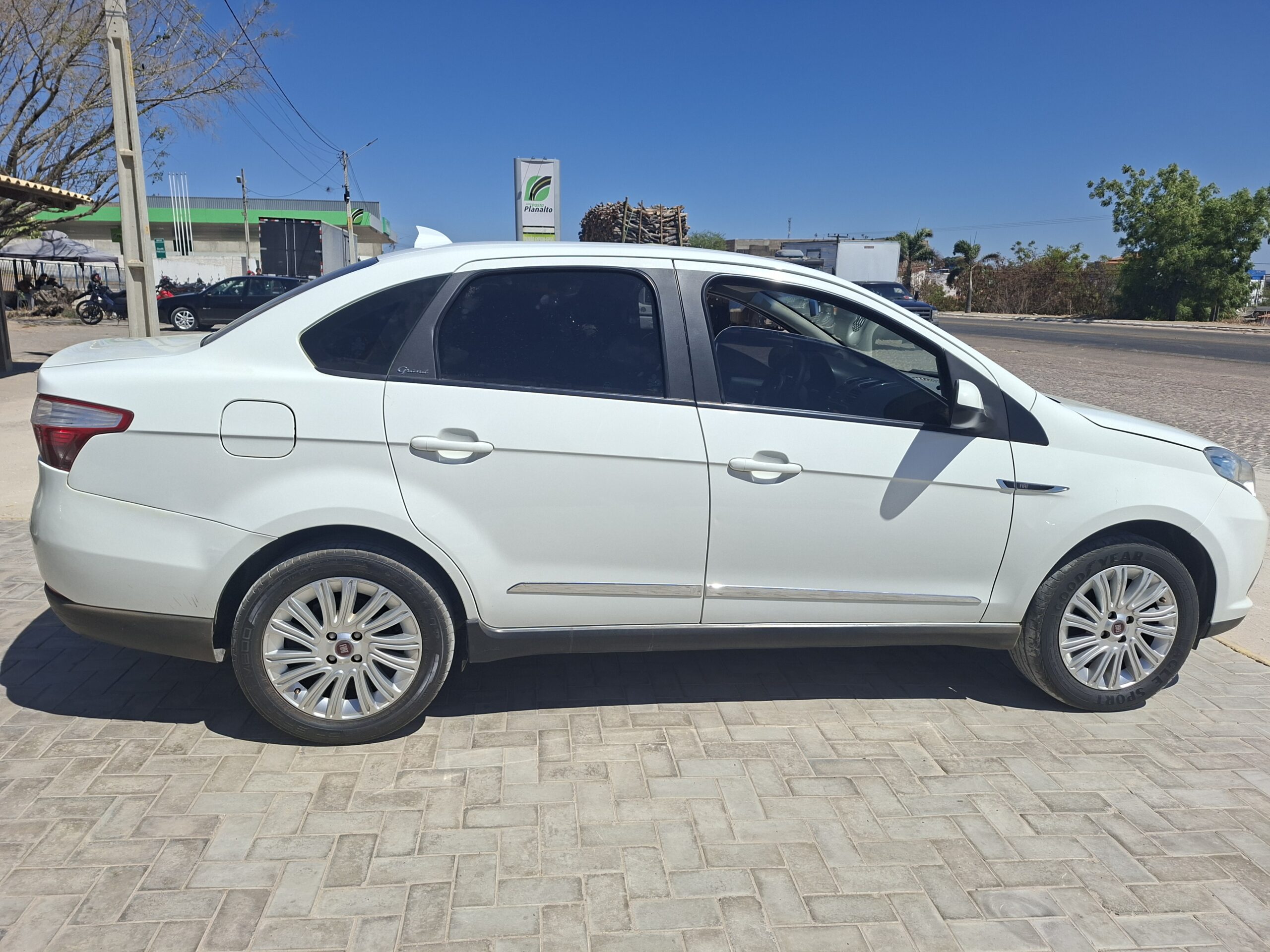 
								FIAT GRAND SIENA ESSENCE SUBLIME 1.6 2015 full									